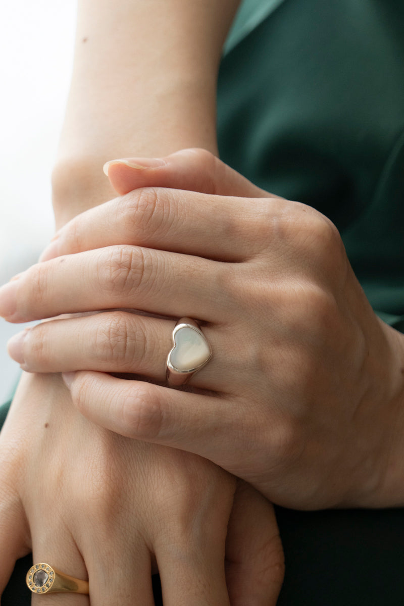 ANNIKAINEZ Mother of pearl heart ring SML/SV