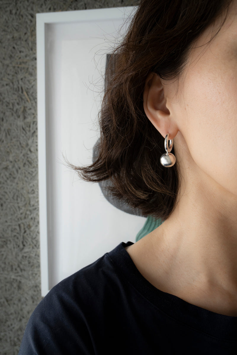 ANNIKA INEZ Pivot Sphere Hoop pierced earrings Lrg /SV