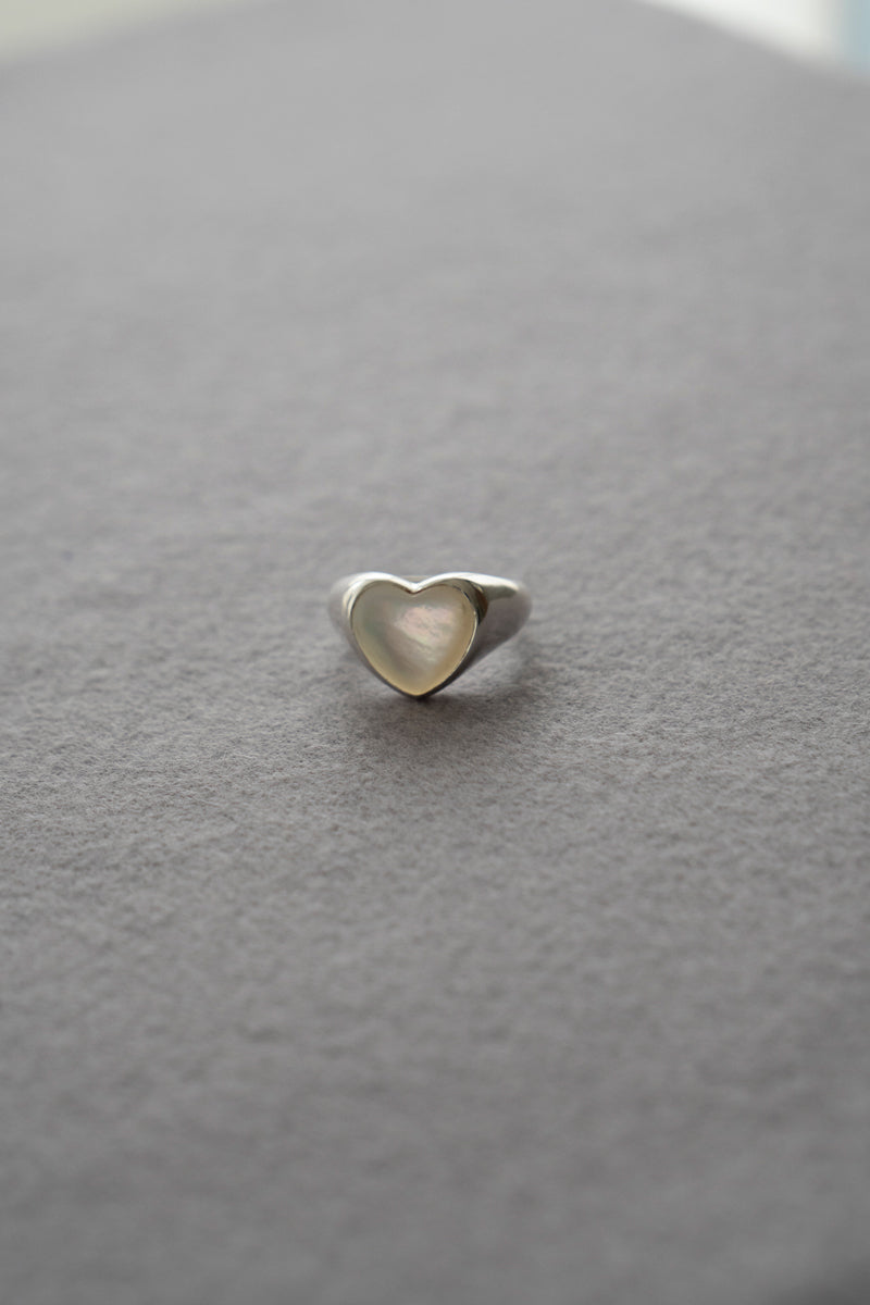 ANNIKAINEZ Mother of pearl heart ring SML/SV