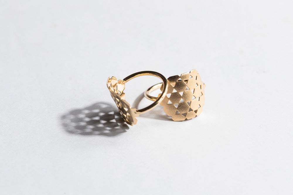 saia hexagonal openwork ring